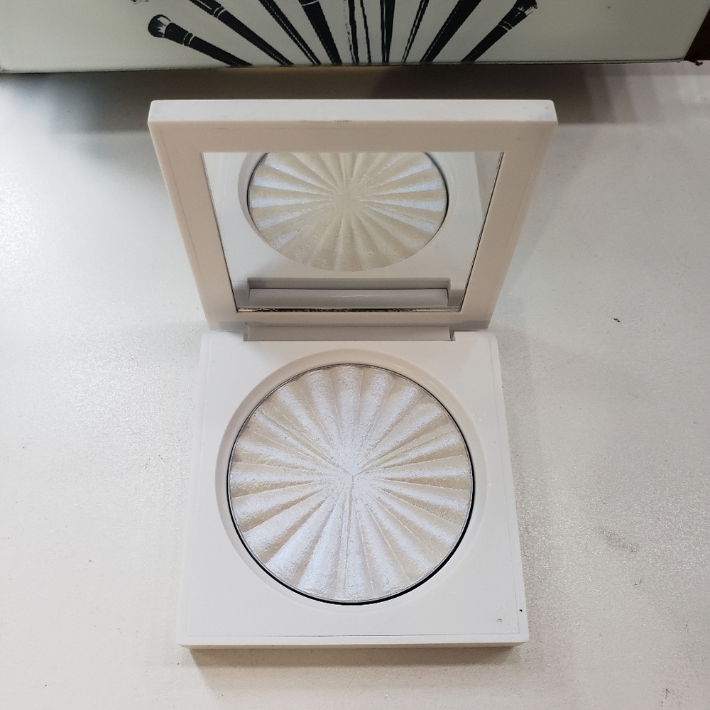 Ofra x Nikkietutorials Highlighter Space Baby